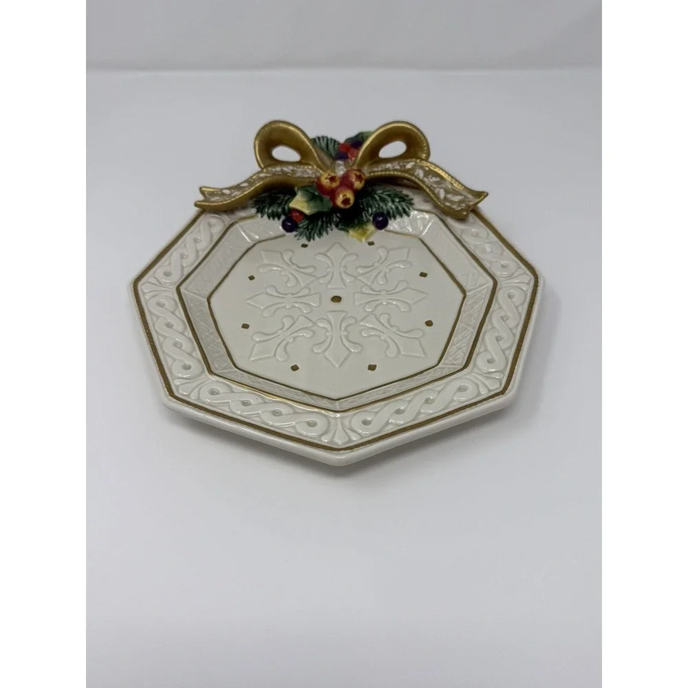 FITZ AND FLOYD CLASSIC WINTER HOLIDAY PLATE WITH BOW
